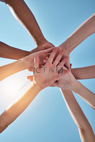 队内气氛融洽，团结奋战迎接挑战的简单介绍