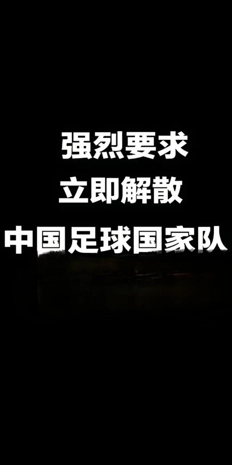 赛事风云再起，热爱足球的球迷欢呼雀跃